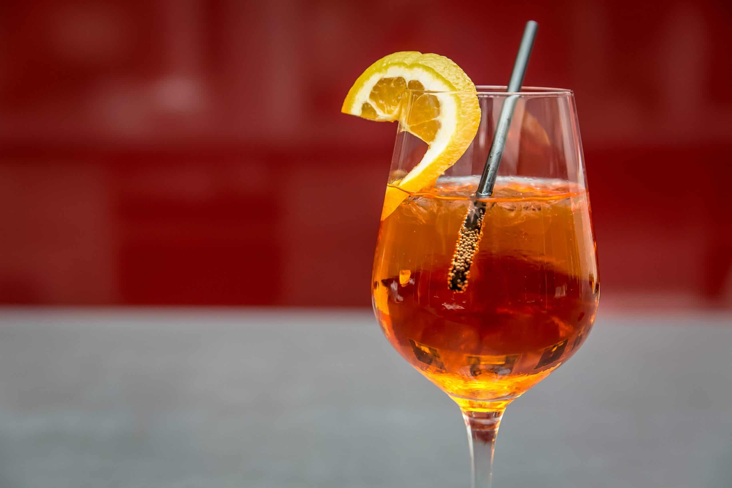 Photo of an Aperol Spritz without alcohol garnished with an Orange